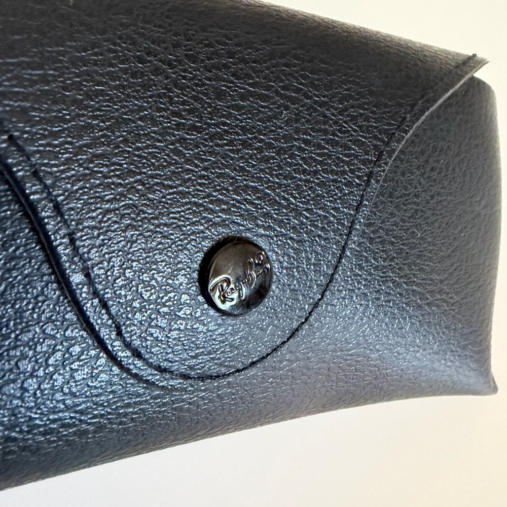 NEW Ray-Ban Black Leather Sunglass Case with Gray Cloth & Icons Booklet - Picture 4 of 7
